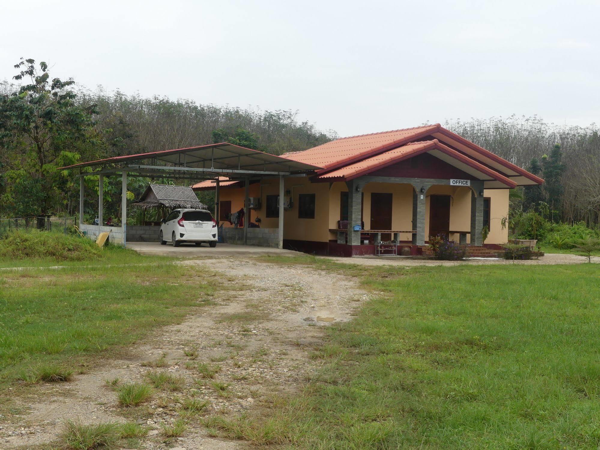 Health Care Land Hotel Nakhon Si Thammarat Exterior photo